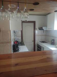 维纳德马Se arrienda casa Reñaca Bajo的厨房配有白色橱柜和台面