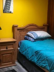 维纳德马Se arrienda casa Reñaca Bajo的一间卧室配有一张带木制床头板和一张桌子的床。