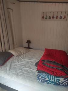 维纳德马Se arrienda casa Reñaca Bajo的一张白色的床,上面有一条红毯