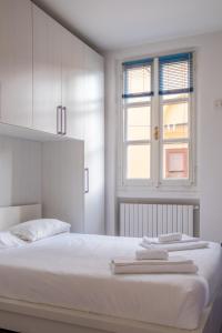 克雷马Casa Moro的白色的卧室设有床和窗户