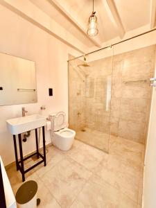 韦利格默Ru Retreat Weligama的浴室配有卫生间、盥洗盆和淋浴。