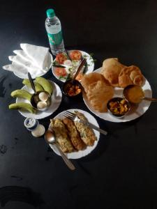 卡齐兰加KRAZYROOMS, Kaziranga的餐桌上放有食物盘子的桌子