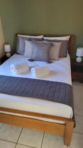 奎波斯城Henko House的一张配有白色床单和枕头的大床