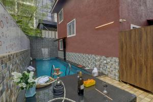 巴加Ludo Private Pool Villa, WiFi-Caretaker-Parking, North Goa的一个带桌子和游泳池的庭院