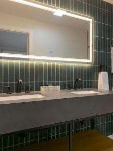 西多佛Chalet 239-Boutique Hotel的一间带两个盥洗盆和大镜子的浴室