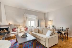 佛罗伦萨Tornabuoni Living - Luxury Apartments Collection的客厅配有沙发和桌子
