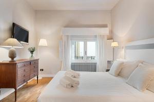 佛罗伦萨Tornabuoni Living - Luxury Apartments Collection的白色的卧室设有一张白色大床和一个窗户。