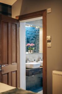布莱尔高里Fontain House: 4 bedroom Victorian villa的一间带水槽和镜子的浴室