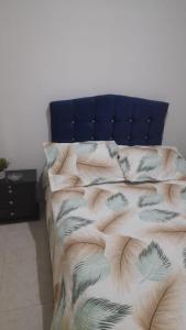 波哥大El descanso的一间卧室配有一张蓝色床头板的床