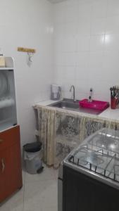波哥大El descanso的厨房配有水槽和台面