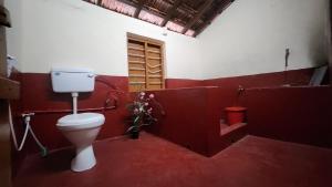 桑提科帕The Wind Chime - SUPRAD Estate的红色的浴室设有卫生间和水槽