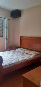瓜鲁柳斯Sitio Terra Azul的一间卧室配有一张带花卉床罩的床