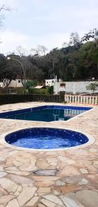 瓜鲁柳斯Sitio Terra Azul的庭院里的一个蓝色的游泳池