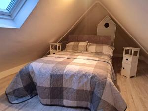 戈尔韦Connemara Ocean Escape的一间卧室配有床和2个床头柜