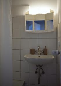汉诺威Elegantes & Modernes Messe Apartment, Hannover, Laatzen的一间带水槽和镜子的浴室