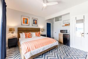 罗得城塞巴斯蒂安海滩酒店的一间卧室配有带橙色枕头的床