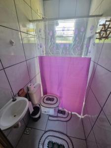 ItaririPousada_tres_amores的粉红色的浴室设有卫生间和水槽