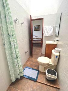 杰里科Campo Bonito的浴室设有卫生间和体重秤淋浴。