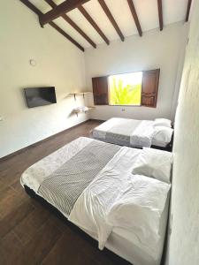杰里科Campo Bonito的卧室设有两张床,带窗户