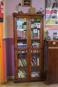 萨尔塔La Covacha Youth Hostel的书架上装满了书