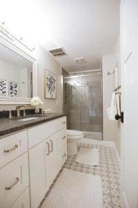 诺克斯维尔5 KING BEDS, 1Q 1Full P/O NEWLY REMODELED 2800 sq ft的带淋浴和卫生间的白色浴室