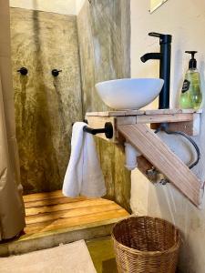 圣克里斯托瓦尔-德拉斯卡萨斯Casa Cheleb的一间带水槽和篮子的浴室
