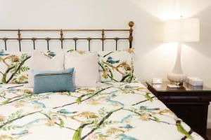 诺克斯维尔5 KING BEDS, 1Q 1Full P/O NEWLY REMODELED 2800 sq ft的一张带花卉床罩和枕头的床