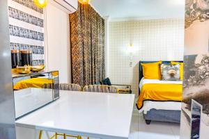 比勒陀利亚Homes of Ace Diamond的小房间设有黄色的床和书桌