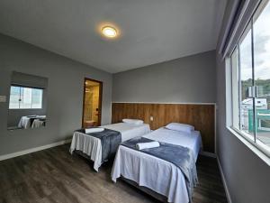 布卢梅瑙Residenz100的酒店客房设有两张床和窗户。