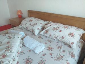 比哈奇Apartman Ramić的床上有2个枕头