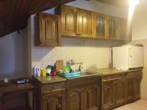 比哈奇Apartman Ramić的一个带木制橱柜和水槽的厨房