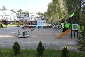 波别罗沃Sunny Adventure Baltic Apartament的公园设有带滑梯和秋千的游乐场