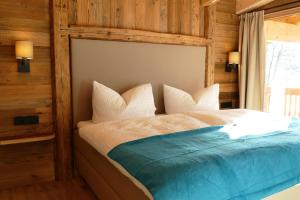 奇勒谷地拉姆绍Chalet - Das Schrofen的一间卧室配有一张木墙床