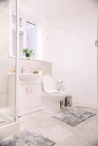 锡德卡普6 bedroom property的白色的浴室设有卫生间和水槽。