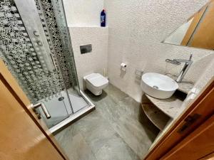 阿加迪尔Sudresidence的带淋浴、卫生间和盥洗盆的浴室
