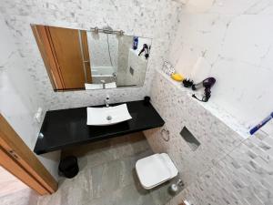 阿加迪尔Sudresidence的白色的浴室设有水槽和镜子