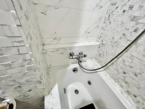 阿加迪尔Sudresidence的白色的浴室设有浴缸和水槽。