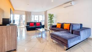 阿尔布费拉Villa Redonda Jacuzzi Heated Pool的客厅配有两张沙发和一台电视机