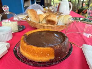 库尼亚Pitaya Suítes的桌上的巧克力蛋糕和一篮面包