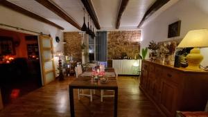 ElliantNuances bretonnes的客厅,中间配有桌子