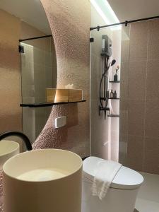 曼谷Rema residence China town的一间带卫生间和淋浴的浴室
