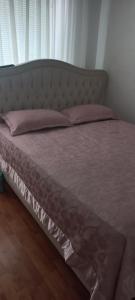 维索科Holiday Home Peaceful Retreat的床上配有粉红色枕头的床