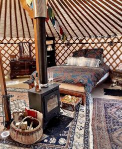 拉努西亚Yurt in La Nucia met zwembad的蒙古包内带炉灶和床的房间