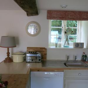 赛伦塞斯特Characterful Cotswold cottage的厨房配有水槽和台面上的烤面包机