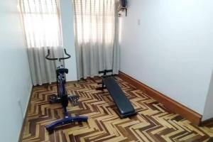 库斯科Kaypi Samay的一间设有健身房的客房,地面上设有健身自行车