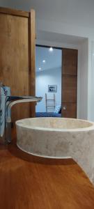 波尔尼克Claire & Co Chambre d'hôtes的一个带水槽的客房内大型石头浴缸