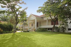 北干巴鲁北干巴鲁阿里亚酒店的前面有绿色草坪的房子