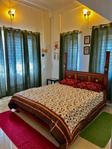 马迪凯里Cornwall for family的一间卧室配有一张带绿色窗帘的大床