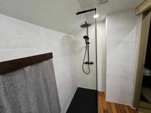 布莱蒙Wood House的带淋浴和浴帘的浴室