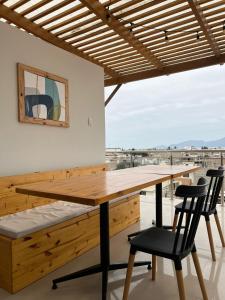 钦博特Paris Senlis Hostel Plus的享有美景的客房内配有一张木桌和椅子。